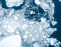 Versteck für 55 Meter: In der Hinlopenstretet zwischen den Inseln Spitzbergen und  Noraustlandet wird das Packeis so dicht, dass ein Weiterkommen ohne Hilfe eines Eisbrechers nicht mehr möglich ist