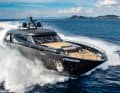 Wasserstrahlkraft: Drei 1397-Kilowatt- MANs versorgen zwei Jets plus Booster. Cavalli verlangte 40 Knoten von „Freedom“, Seatrials brachten 46 Knoten. Mit Einrichtung erreichen die 28 Meter 42 Knoten