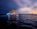 Five decks on 61 metres: only the owner sleeps on the upper deck. He invites his guests for a drink aft at the flagpole. The family lives forward on the main deck, the crew below