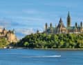 Imposanter Auftakt: Blick über den Ottawa River auf Parliament Hill, das politische Herz Kanadas. Links daneben ist die Schleusentreppe von Ottawa zu erkennen – der Beginn des Rideau Canals