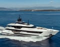 Volllast: Knapp 22 Knoten schafft die Custom Line 140. Weniger als die kleineren Schwestern, aber 6,5 Knoten mehr als eine ähnlich lange Navetta 42. Ein Merkmal des Paszkowski-Exteriors sind  die Y-förmigen Relingsstützen
