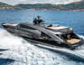 Batman-Linien: Der achterliche Bogen integriert Lounge  und Abgasauslässe.  Am Heck prangt der Yacht- neben dem  Eignernamen