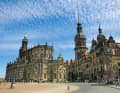Vom Theaterplatz vor der Semperoper blickt man auf die Rückseite der Hofkirche, entworfen von dem italienischen Baumeister Gaetano Chiaveri