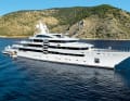 Außenansichten: Der ursprüngliche Ken-Freivokh-Entwurf blieb erhalten. Golden Yachts optimierte den 2007 auf Kiel gelegten Rumpf, verlängerte im Heck um drei Meter und ergänzte die bereits vorhandene Atrium-Säule um das „X“ als Designmerkmal. Die vier Tender reichen von 6,30 bis zehn Meter