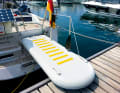 Luftnummer: Mittlerweile bieten zwei Hersteller aufblasbare Gangways an, die vor Anker zudem als SUP-Board oder Badeinsel genutzt werden können. Das Modell von Plastimo (970 Euro) ist 2,50 Meter lang und 70 Zentimeter breit, verfügt über eine rutschfeste Oberseite und vier stabile Edelstahlringe, mit denen es beidseitig einfach zu fixieren ist