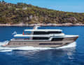 Elegant: Guido de Groot drew a black glass strip from the stern to the bow, which also integrates the windows of the saloon. For a clean look, the designer hid the tender behind the forward bulwark