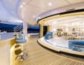 Außen und innen: Die Cockpitbar vor dem Pool auf dem Hauptdeck dient als erste Station nach dem Abendmenü achtern im Salon