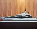 Visitenkarten:  Yachtmodelle von  „Al Lusail“ (123 Meter, Lürssen) und ...
