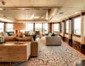Hauptdeck: Der Teppich des großen  Salons greift mit seiner Wasser-Sand-Optik  das Interior-Thema Beachclub auf