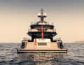 Stufen zur See: Die Teakplanken ziehen sich auch über den Spiegel und betonen die Horizontalität der Badeplattform, die auch einer 80-Meter-Yacht gut stehen würde