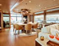 Salon: Winch challenged the interior designers at List GC to the maximum. The table top is formed by 100 sheets of veneer, the floor by Botticino and Pulpis marble