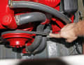 Der Keilriemen muss auf Schäden und Altersrisse kontrolliert werden. Bei Motoren ohne automatische Spanneinrichtung: Der Riemen ist korrekt gespannt, wenn er 1 cm heruntergedrückt oder mit zwei Fingern um 90° gedreht werden kann