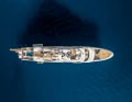 Highlights: Das Vordeck ziert ein Touch-and-Go-Helipad. Die drei Pools verteilen sich auf fünf Decks mit einer Breite von nahezu 15 Metern. Unter dem runden Oberlicht erstreckt sich das Gym und das Atrium mit dem gläsernen und auf einer Yacht einmaligen Aufzug für 16(!) Personen von Lift Emotion