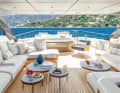Open air: The sun deck with jacuzzi and bar can be customised. Thanks to the hardtop, there is always enough shade here