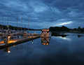 Durch die Wolkendecke wird die Sommernacht zur Blue Hour. Windstille über dem Hafen von Älmsta