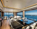 Flooded with light: Floor-to-ceiling windows and large cut-outs in the bulwark brighten up the saloon. Absolute owners are free to choose the loose furniture