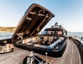 Transformer: Unter der Karbonhaube parken Tender, Kran und loses Mobiliar. Der Bogen, den der Aufbau nach hinten schlägt, öffnet das Achterdeck zur Seite hin