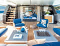 Das gilt auch für das Cockpit auf dem Hauptdeck. Dank der filigranen und mobilen Sessel kann sich das Areal auch in eine Tanzfläche für eine Party verwandeln