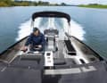 Die große Windschutzscheibe schützt sowohl Skipper als auch Co-Pilot bei schneller Fahrt
