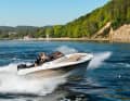 Galia 700 Sundeck (PL): 6,97 m lang, 2,55 m breit, Verdrängung (o.M.) 1800 kg. Mit 1x 150-PS-Außenborder: ab 88.721 €