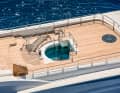 Ungewöhnliche Lösungen: Das Poolbecken versinkt im Sundeck. Ein Niedergang führt in den Patio. Das Skylight erhellt die Eignersuite