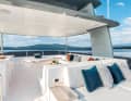 Ein halbes Sonnendeck mit Lounge, Bar und Andockstation zum Steuern