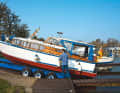 "Green holes" and tides: On your own keel with the motorboat from Hamburg on the Elbe towards the North Sea