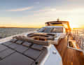 Relaxation zone: The foredeck extends the flybridge and has variable lounge and sunbathing areas. The crew can install airy awnings here on request