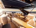 Dachterrasse: Der hintere Teil der Flybridge verfügt über Lounge, Bar und Speiseplatz. Auf dem Teakdeck bleibt noch Raum für einen Jacuzzi