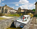 Old masonry in towns and locks: our boat just fits into the chamber of the Nérac lock