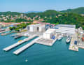 Long pier: The Travellift extends far out for the launching of large displacement vessels. In La Spezia, Baglietto maintains five building sites covering 35,000 square metres