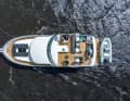 Blick von oben: Sitzmöglichkeiten gibt es auf der Flybridge ausreichend