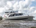 Die neue Boarncruiser 50 Traveller von der Seite. Gut zu sehen: die geschwungenen Linien der Flybridge