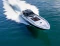 Effective protection: Even 76 knots can be easily endured behind the wide windscreen. The aerodynamic hardtop protects against the sun