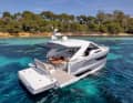 The bathing platform and cockpit with lowerable side walls offer a huge outdoor area, which the well-padded seat/lounger unit turns into a comfortable relaxation zone