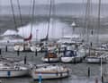 Vorhersage und absehbare Fakten, während sich die Sturmflut anbahnte: Meterhohe Wellen brechen sich an den Hafenanlagen in Schilksee. In der Kieler und Lübecker Bucht wird nach der Vorhersage des Bundesamtes für Seeschifffahrt und Hydrographie (BSH) eine schwere Sturmflut erwartet. In der Flensburger Förde können Wasserstände bis 2,0 m über dem mittleren Wasserstand erreicht werden, bei Rügen bis zu 1,30 m über dem mittleren Wasserstand