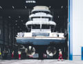 Stern first: The large cockpit later becomes the meeting point for anglers and onlookers. The floating prey is stored in the fish tank between