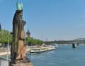 Statue von St. Nikolaus am Rheinauhafen. Rechts im Bild: die Deutzer Brücke