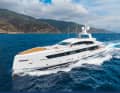 Überraschend: Royal Hakvoort setzte ein coupéhaftes Design von Omega Architects um und integrierte Explorer-Kapazitäten, etwa ein U-Boot im Vorschiff