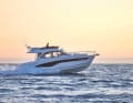 Die Beneteau Antares 12 im Sonnenuntergang. Gut zu sehen: Die großen Rumpffenster