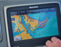 Kartenplotter gehören auf den meisten Charterbooten inzwischen zum Standard und sind – bei der richtigen Zoom- und Detailstufe – eine große Unterstützung bei der Navigation