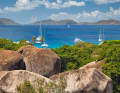 Ankerlieger vor The Baths auf Virgin Gorda, im Hintergrund dieHauptinsel der British Virgin Islands: Tortola