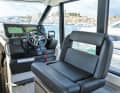 The driver's bench can be easily swivelled and integrated into the seating area. Also practical: the door next to the driver