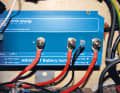 Gemeinsam: Starter- wie auch Bordnetzakkus werden über einen Diodenverteiler von der Maschine geladen. Aus dem Landnetz versorgt das Ladegerät (mit Blei-Kennlinie) direkt die Bordnetz-Batterie. Ein Batteriemonitor zeigt den Ladezustand. Für den Starterakku gibt es meist eine Erhaltungsladung