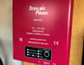 From one battery to another: The battery-to-battery charger draws power from the starter battery as soon as it is charged and uses it to top up the lithium battery. It does not matter whether the power comes from the engine or the shore power supply. The existing lead-acid charger can therefore continue to be used on the starter side and indirectly supplies the on-board battery