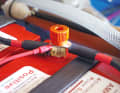 Short distances: The main fuse directly at the battery terminal is easy to retrofit and protects the entire installation from a cable fire in the event of a short circuit. The value depends on the cable cross-section; if this is reduced at a distributor, a new fuse must be fitted