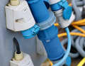 The norm at the charging point: On land, the typical blue CEE couplings are obligatory and are now predominantly available. They are designed for up to 16 amps and are protected against rain. The plugs usually have no cap and are therefore not weatherproof