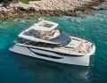 Prestige M8: Ein Jahr  nach der M48 kommt das Flaggschiff der M-Linie,  die knapp 20 Meter  lange Schwester. Die  Decksflächen sind enorm, allein die Flybridge misst  50 Quadratmeter
