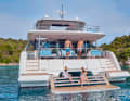 Transformer: Die 4,20 Meter breite Plattform am Heck liefert Opacmare. Sie dient wahlweise als Cockpit-Terrasse, Beachclub, Badeleiter oder Tenderlift