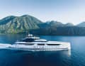 Premiere: Erstmals setzt  Golden Yachts auf einen nahezu  vertikalen Steven und ein kantiges Coupé-Exterieur. Die flachen,  lang gestreckten Linien von  Stefano Vafiadis kaschieren die  2165 Gross Tons geschickt